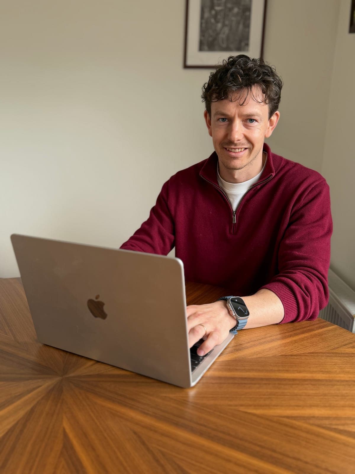 Koen aan het werk achter de laptop